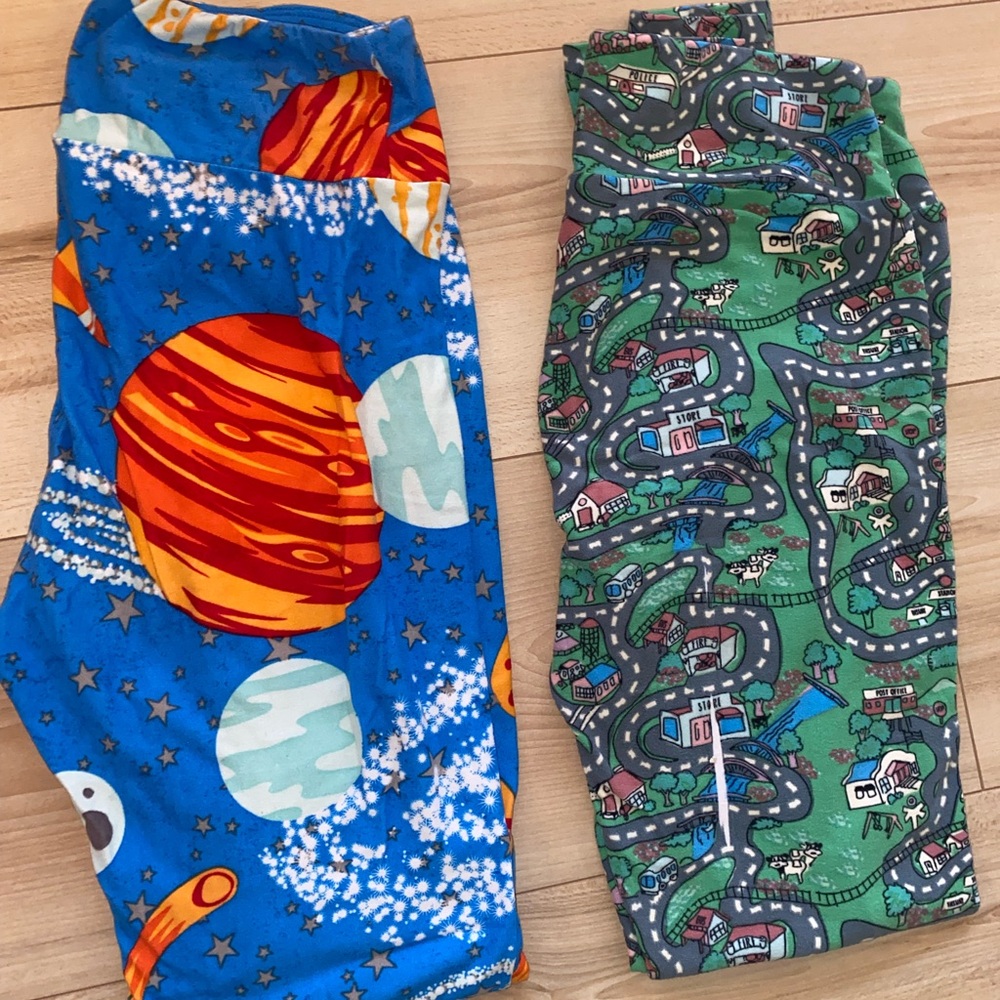One size LuLaRoe leggings. Roads and space